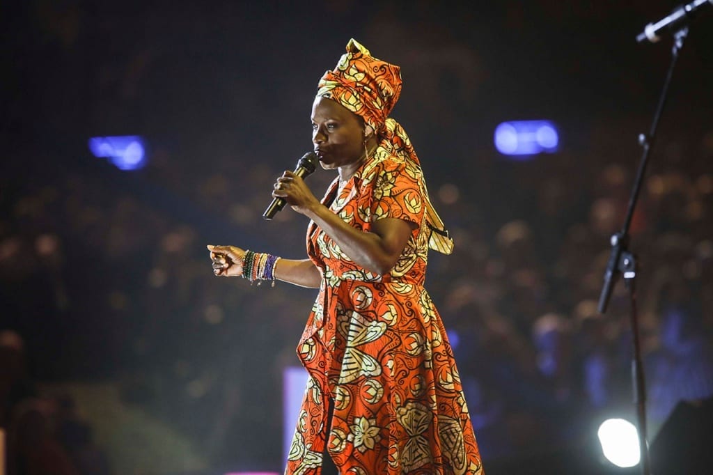 Angelique Kidjo si esibisce sul palco dello Sferisterio durante Musicultura 2019